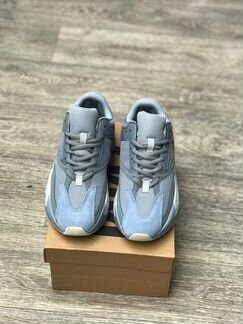 Кроссовки Adidas Yeezy Boost 700 голубые Carbon Bl