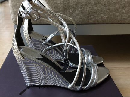 Brian Atwood, серебряные босоножки