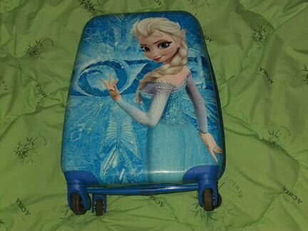 Чемодан на 4 колёсиках