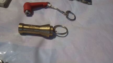 Брелки разные много