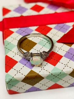 Небольшое кольцо с молочным эфиопским опалом