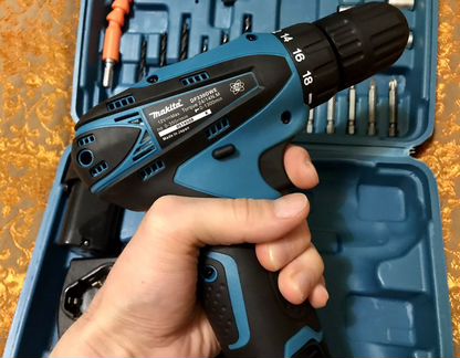 Шуруповерт Makita c набором бит