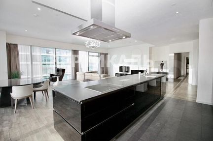 3-к квартира, 200 м², 54/74 эт.