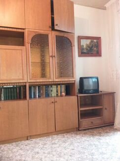 Деревянная стенка, шкаф и тумба в одном стиле